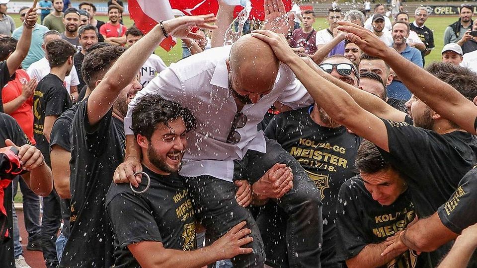 Als die Welt noch in Ordnung war: Spieler und Verantwortliche des FC Türk Gücü feiern im Mai 2018 den Aufstieg in die Gruppenliga.