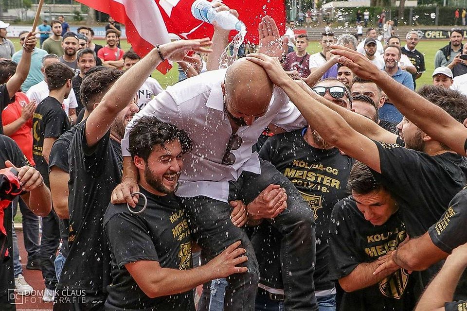 Als die Welt noch in Ordnung war: Spieler und Verantwortliche des FC Türk Gücü feiern im Mai 2018 den Aufstieg in die Gruppenliga.