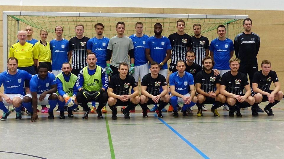 Bestritten das letztjährige Finale: der SC Borchen (blau) und der FC Dahl/Dörenhagen (schwarz).