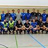 Bestritten das letztjährige Finale: der SC Borchen (blau) und der FC Dahl/Dörenhagen (schwarz).