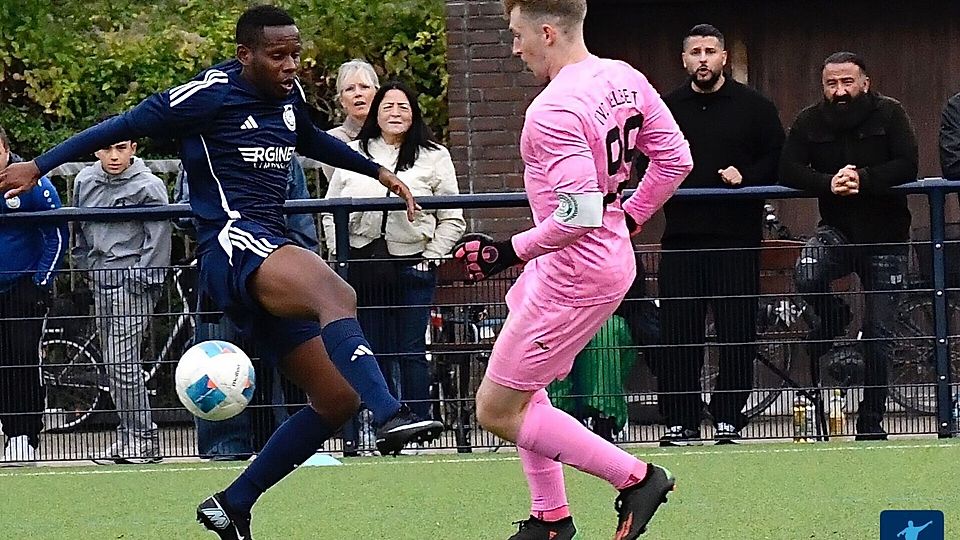 Ibrahima Traoré (l.) bringt sich bei der DJK Gnadental prächtig ein. Er ist inzwischen auch die rechte Hand des Trainers auf dem Platz.