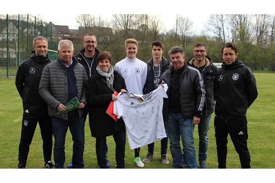 Freude über den Besuch einiger Wegbegleiter: Jan Boller (Bildmitte) gemeinsam mit (v. l.) U17-Bundestrainer Christian Wück, Burkhard Völkel, Frank Bohmhammel, Karoline Schneider, Maximilian Schneider, Christoph Sting, Hubert Büdenbender und U17-Co-Trainer Dennis Lamby Fotos (2): Frank Kruppa
