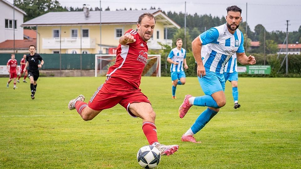 Der SV Miesbach (rot) verpasst es gegen den FC Aschheim (blau-weiß) trotz langer Überzahl den dritten Sieg in Folge einzufahren.
