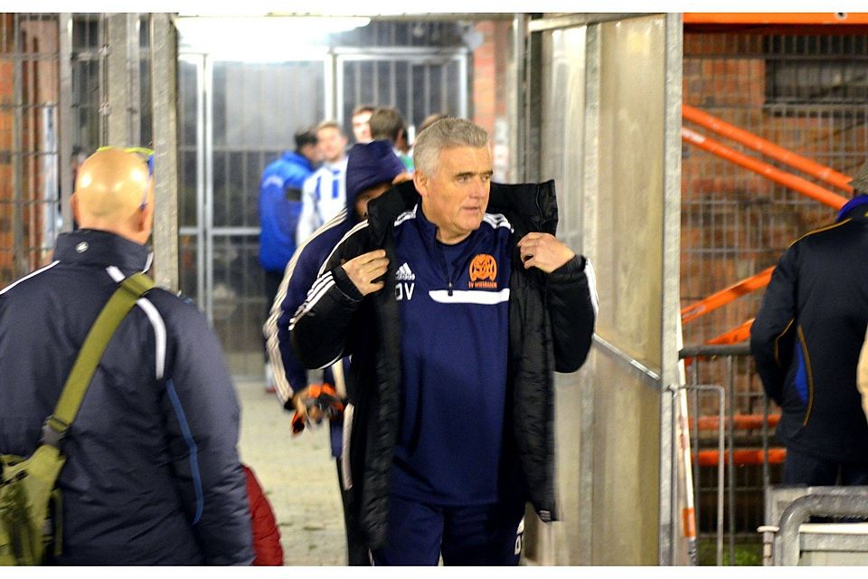 Angefressen hoch zehn: SVW-Coach Djuradj Vasic hat am 2:3 in Lohfelden zu knabbern. Archivfoto: Jörg Schulz