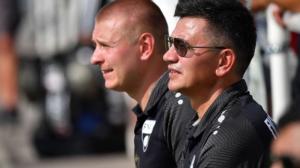Die Trainer Andrej Zerr (vorn) und Artjom Schaibel haben den FV Dinglingen an die Kreisliga-Spitze geführt.