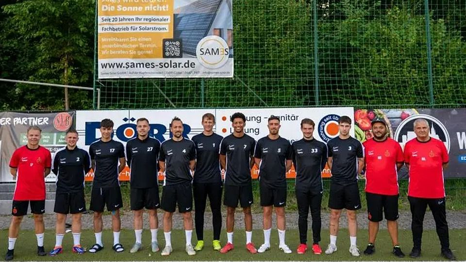 Die Coaches und die Neuen im Bauerbacher Waldstadion: (von links) Linus Piontek (Torwarttrainer), Sammy Kittel, Tim Gröning, Paul Moos, Oliver Schmidt (Spielender Cheftrainer), Felix Dietz, Bryan Nakacwa, Robin Traut, Luka Jöstingmeier, Robin Herbener, Moritz Zwick (Co-Trainer) und Mario Anderwald (Physiotherapeut). © SV Bauerbach