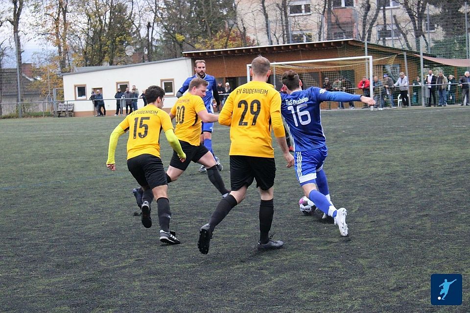 Der FV Budenheim (gelb) übernimmt die Tabellenführung in der A-Klasse. Der Spitzenreiter hat jedoch am letzten Spieltag spielfrei.