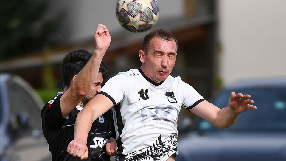 Obacht beim Kopfballduell: Simon Dörflinger vom FC Kandern (links) gegen Aldin Sisic (Spvgg. Bamlach-Rheinweiler) | Foto: Gerd Gründl