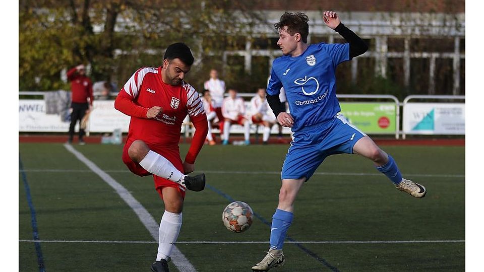 TuS-Spieler Rene Novo (links) spielt den Ball am Leiselheimer Leon Schneider vorbei. Dieser springt vergebens.	Foto: Dirigo/pakalski-press