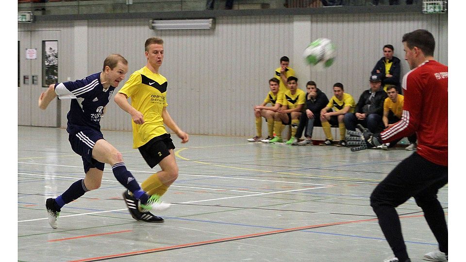 Setzte in einem einseitigen Finale den Schlusspunkt: Gimbsheims Carsten Dzaack (links) drischt den Ball am Oppenheimer Keeper vorbei in die Maschen.	Foto: pa/´Christine Dirigo