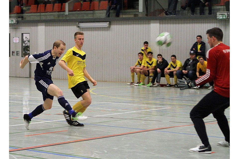 Setzte in einem einseitigen Finale den Schlusspunkt: Gimbsheims Carsten Dzaack (links) drischt den Ball am Oppenheimer Keeper vorbei in die Maschen.	Foto: pa/´Christine Dirigo