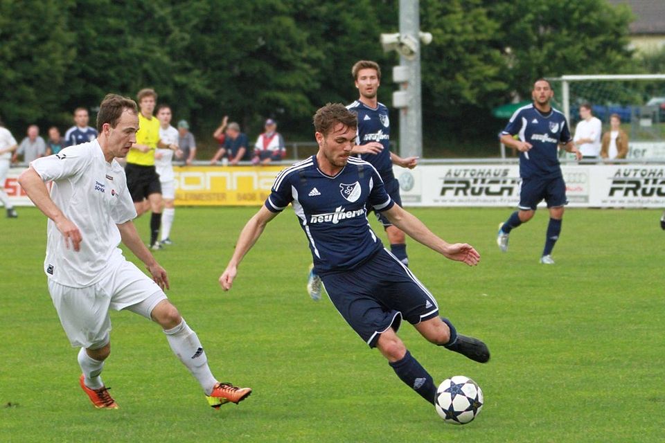 Aufsteiger Ettmannsdorf (blaue Trikots) erkämpfte sich beim VfB Bach einen Punkt. Foto: Schmeilzl