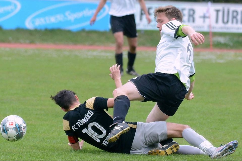 Harte Zweikämpfe: Zur Sache ging es zuletzt beim 4:2 zwischen Türkgücü Erding mit Ertugrul Nacar (l.) und der SG Reichenkirchen mit Andreas Pfanzelt.