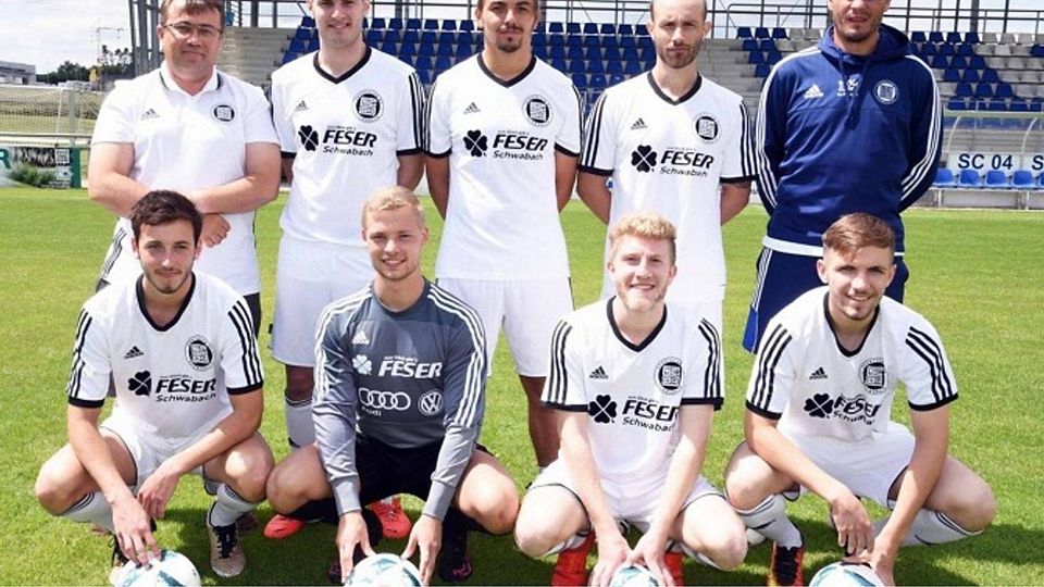 Die Neuen beim Landesligisten SC 04 Schwabach — hinten v. li: Spielleiter Juri Mohrbach, Timm Raumer, Florian Danner, Chalil Impram, Trainer Alexander Maul. Vorne v. li: Markus Stahl, Fabian Böckl, Alexander Krause, Josip Kljaic. Auf dem Bild fehlen: Martin Kirbach und Martin Bachner. Foto: Robert Schmitt