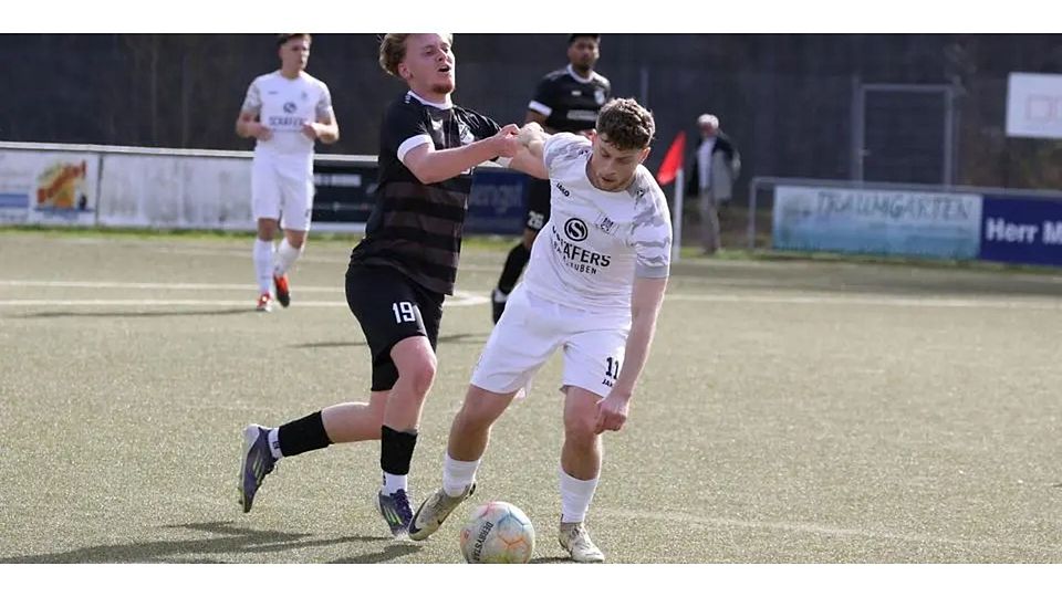 Trifft beim 5:4 gegen seinen Ex-Verein SG Eschenburg zweimal per Freistoß: Lukas Gläser (r.) vom neuen Gruppenliga-Spitzenreiter VfL Biedenkopf. (Archivfoto) © Jens Schmidt