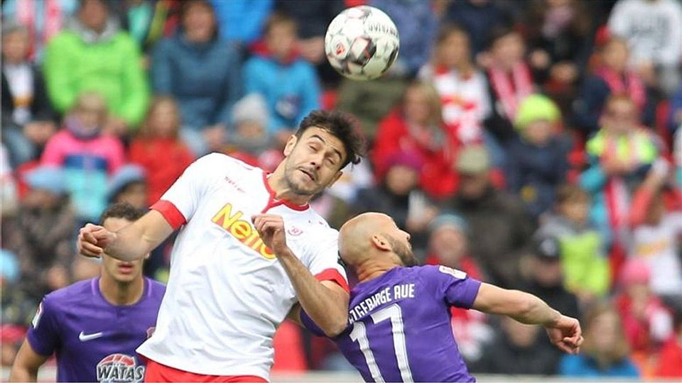 Hamadi Al Ghaddioui zieht das Jahn-Trikot aus und spielt künftig für Erstliga-Absteiger VfB Stuttgart gegen die Regensburger.