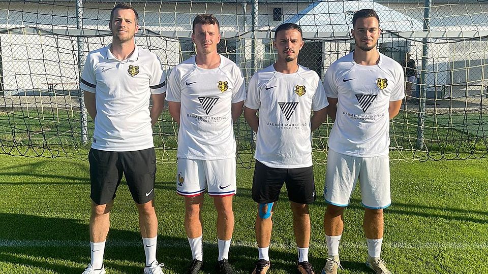 Abteilungsleiter Dominik Wolfrath (links) heißt die Neuzugänge Marius Göhl, Valdrin Mrasoraj und Philipp Eigenstetter (von links) am Brandlberg willkommen. Auf dem Bild fehlen Atakan Sönmez und Jonas Blechta.