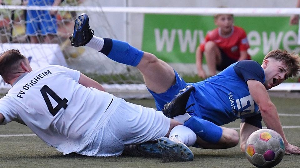 Verbissene Zweikämpfe: Hier wird der Lahrer Lukas Stuber im Strafraum robust, aber regelgerecht gestoppt. 