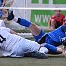 Verbissene Zweikämpfe: Hier wird der Lahrer Lukas Stuber im Strafraum robust, aber regelgerecht gestoppt. 