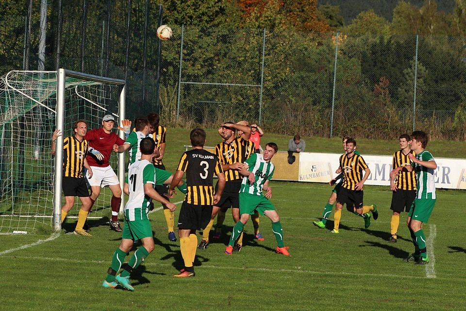 Als schon alle mit einen torlosen Remis rechneten, schlug der SV Kulmain (in gelb-schwarz) 120 Sekunden vor dem Schlußpfiff zu und gewann das Spitzenspiel beim FC Weiden-Ost doch noch mit 1:0. F: Meyer