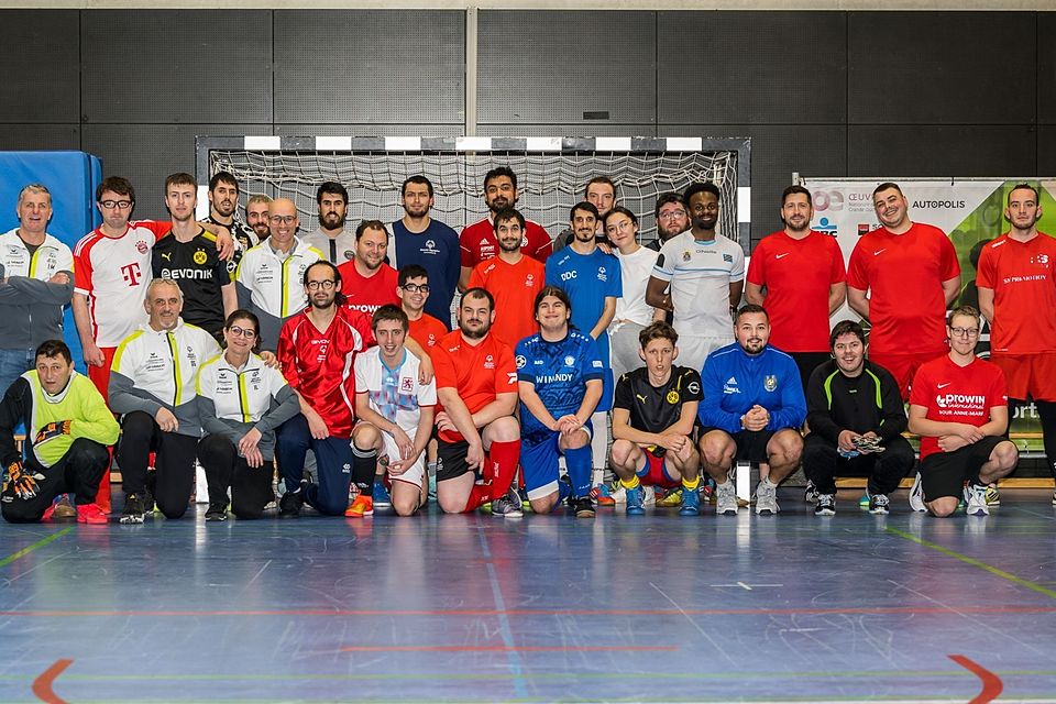 Die Fußball der Special Olympics sowie des Heims aus Betzdorf vor ihrem Spiel
