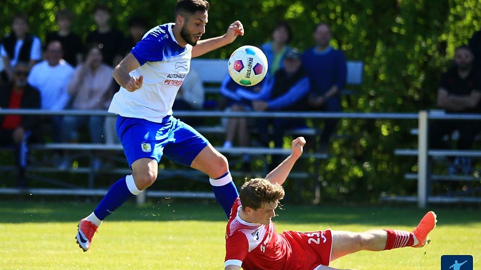 Belel Meslem (links; hier in Aktion gegen den FV Diefflen) hat vor seinem Sommerwechsel noch einiges vor mit den Petersbergern.