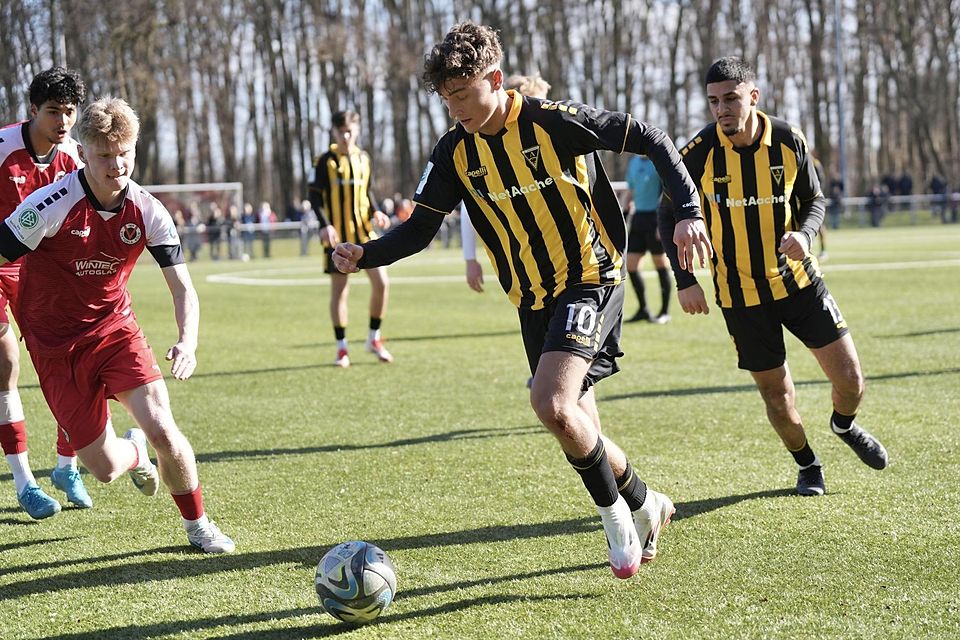 Torschütze beim 3:3 in Köln: Aachens Janes Pollmann (am Ball).