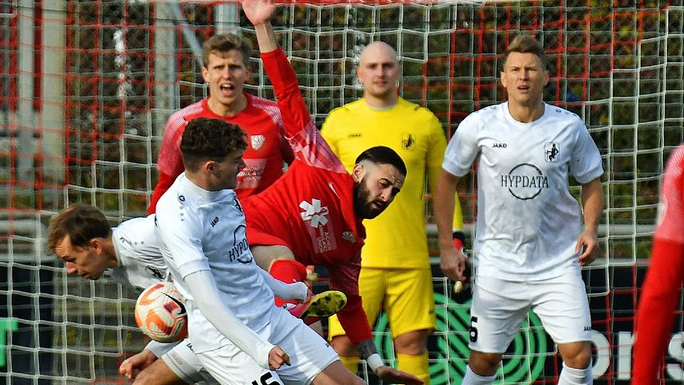 Für das „goldene Tor“ zum 1:0-Sieg des SV Heimstetten gegen des bisherigen Bayernliga-Spitzenreiter Schwaben Augsburg sorgt Kubilay Celik (Bildmitte, im roten Dress).
