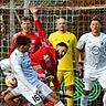 Für das „goldene Tor“ zum 1:0-Sieg des SV Heimstetten gegen den bisherigen Bayernliga-Spitzenreiter Schwaben Augsburg sorgt Kubilay Celik (Bildmitte, im roten Dress).