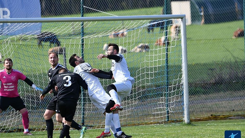 Nach einem 0:2-Rückstand zur Pause gewann der TSV Pressath (in Weiß) das ganz im Zeichen des Abstiegskampf stehende Derby beim SC Schwarzenbach (in Schwarz) noch mit 3:2.