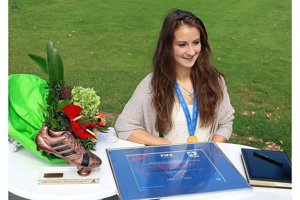 Sara Däbritz mit ihren Auszeichnungen und Präsenten. Foto: aps