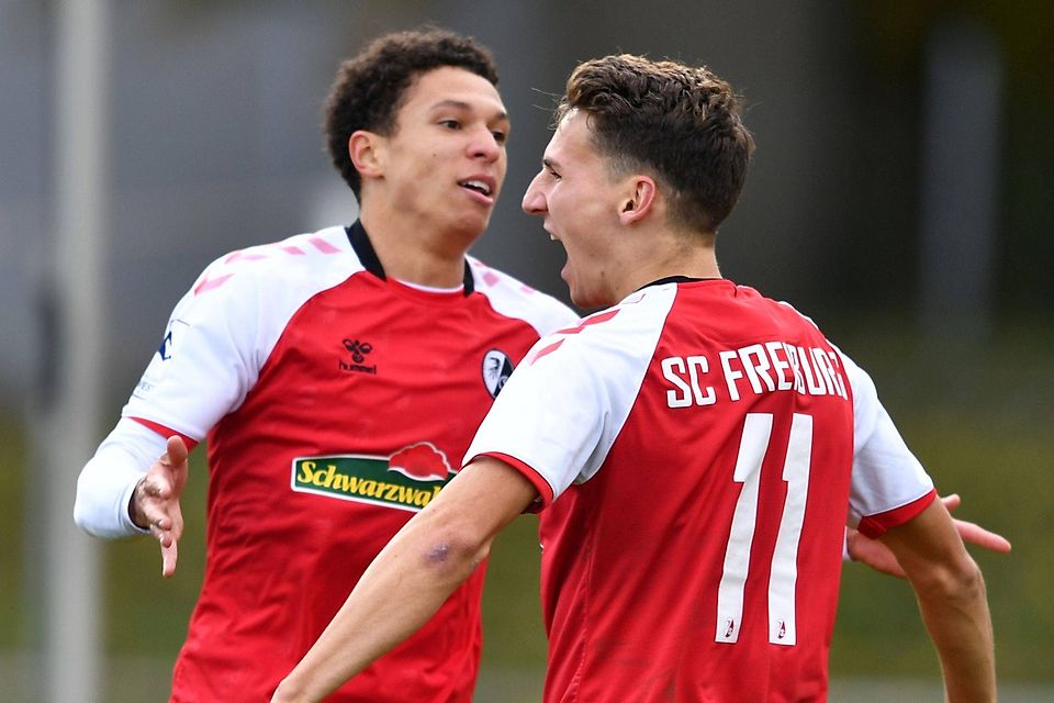 Jubel über einen der vier Freiburger Treffer: Nishan Burkart (links) und Konrad Faber vom SC II