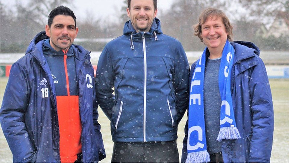Frostige Temperaturen, doch die Stimmung ist mehr als gut: Coach Serdal Gündogan (li.) hat seinen Vertrag verlängert, Keeper Marcus Kredel (mi.) kommt aus Vach, darüber freut sich Abteilungsleiter Michael Eglau.. .:SG Quelle