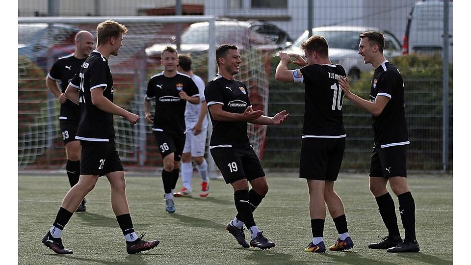 Vom Gegner nicht zu halten: Die Monsheimer Mitspieler von Kapitän Nico Hofmann (zweiter von rechts) gratulieren dem vierfachen Torschützen zu einem seiner Treffer.	Foto: Christine Dirigo/pakalski-press