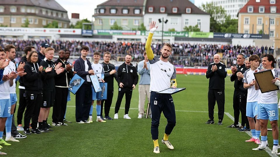 Ciao, Marco, ciao: Mitspieler, viele auch bald weg, stehen Spalier für 1860-Fanliebling Hiller.