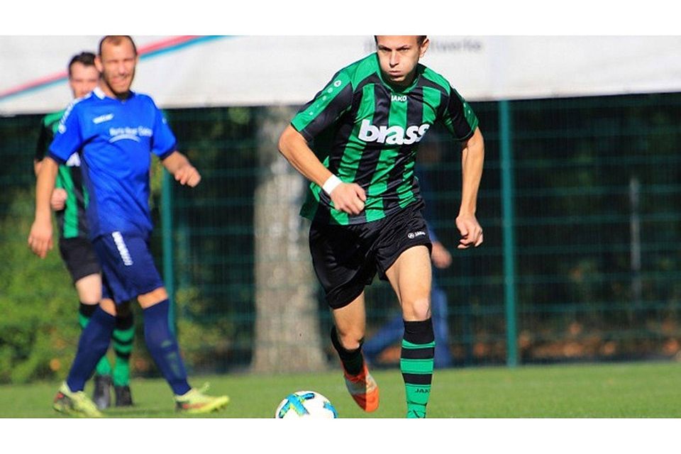 Daniel Meßner drückt aufs Tempo. Die Gegenspieler sehen meist nur die Hacken des Torjägers. . F.:Meier