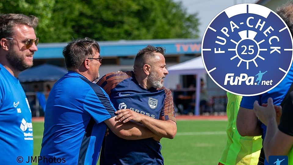 Schön war's - so wie beim ausgelassenen Jubel nach dem entscheidenden Treffer in der Relegation zum Aufstieg im Sommer 2024: Die gemeinsamen Zeiten von Torjäger Spiridon Nakas (3.vl.) und Trainer Alexander Kopp (2.vl.) sind Geschichte - Nakas hat den TV Wallau im Winter verlassen, Kopp zieht es nach der aktuellen Saison zur SpVgg. Sonnenberg.