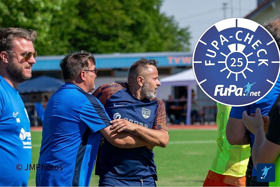Schön war's - so wie beim ausgelassenen Jubel nach dem entscheidenden Treffer in der Relegation zum Aufstieg im Sommer 2024: Die gemeinsamen Zeiten von Torjäger Spiridon Nakas (3.vl.) und Trainer Alexander Kopp (2.vl.) sind Geschichte - Nakas hat den TV Wallau im Winter verlassen, Kopp zieht es nach der aktuellen Saison zur SpVgg. Sonnenberg.