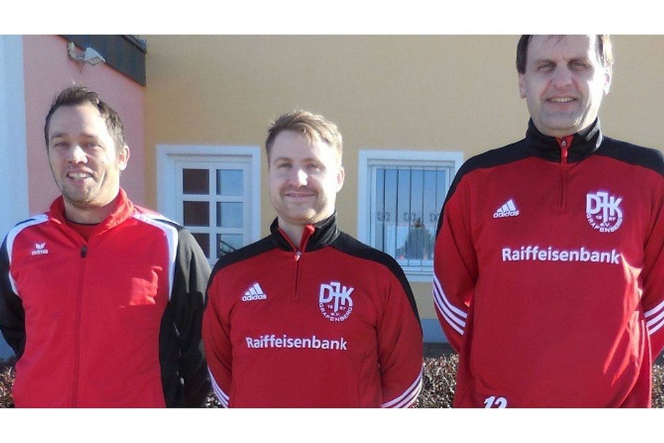 Abteilungsleiter Simon Pfaller (li.) und Spielleiter Josef Hausner (re.) stellten zum Auftakt der Vor­bereitung den neuen Spielertrainer Daniel Ramers vor. F: privat