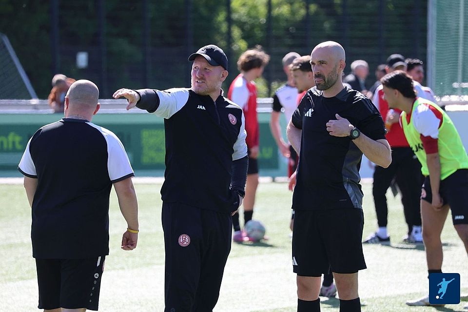 Lorenz (Mitte) fordert von seinem Team eine Reaktion am kommenden Wochenende. 