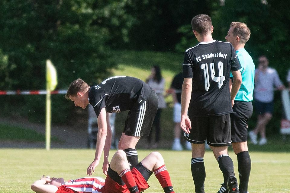 Ein Sandersdorfer Spieler tröstet Alex Holzmaier vom TSV Allershausen.