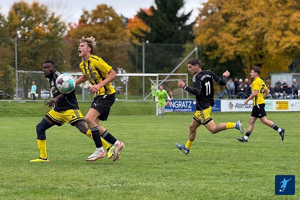 Fällt die Entscheidung um die Meisterschaft der A-Klasse Osterhofen am letzten Spieltag, im Rückspiel des FC Alkofen um Goalgetter Timo Eineder (2. von links) gegen den SV Beutelsbach?
