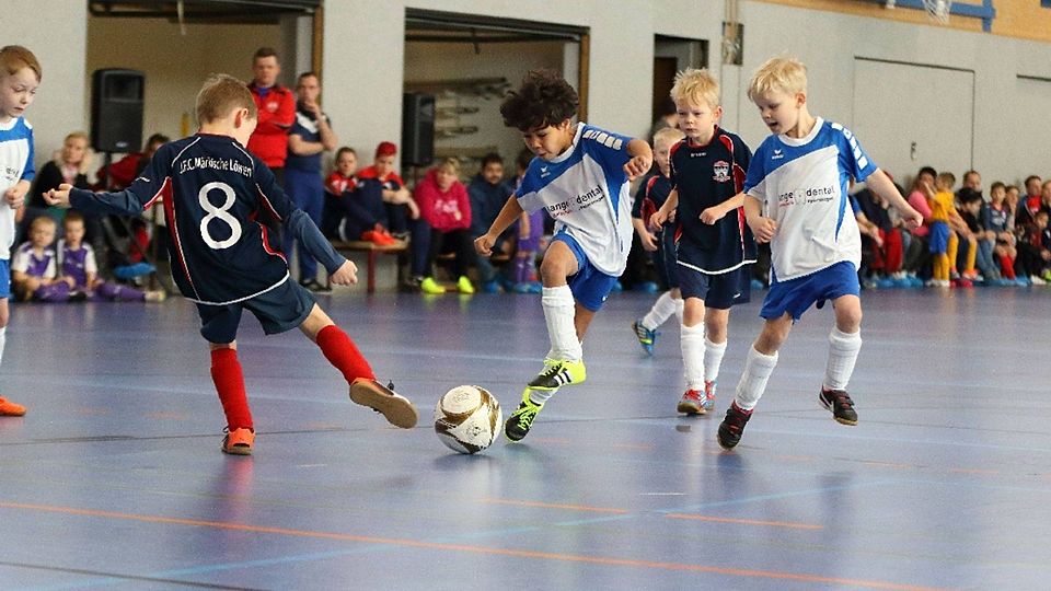 Typische Szene: Kein Ball wurde verloren gegeben. Hier kämpfen die Bambini der Märkischen Löwen und die vom SV Blau-Weiß Petershagen-Eggersdorf.  ©frei/Dirk Schaal