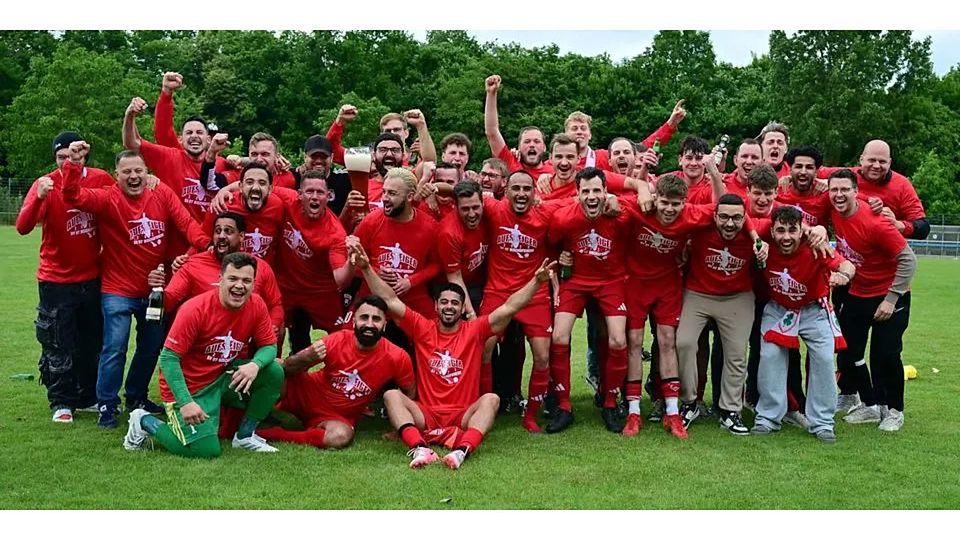 Meisterjubel nach dem entscheidenden Spiel: Die Fußballer des SV 07 Bischofsheim feiern den Aufstieg in die A-Liga Groß-Gerau.
