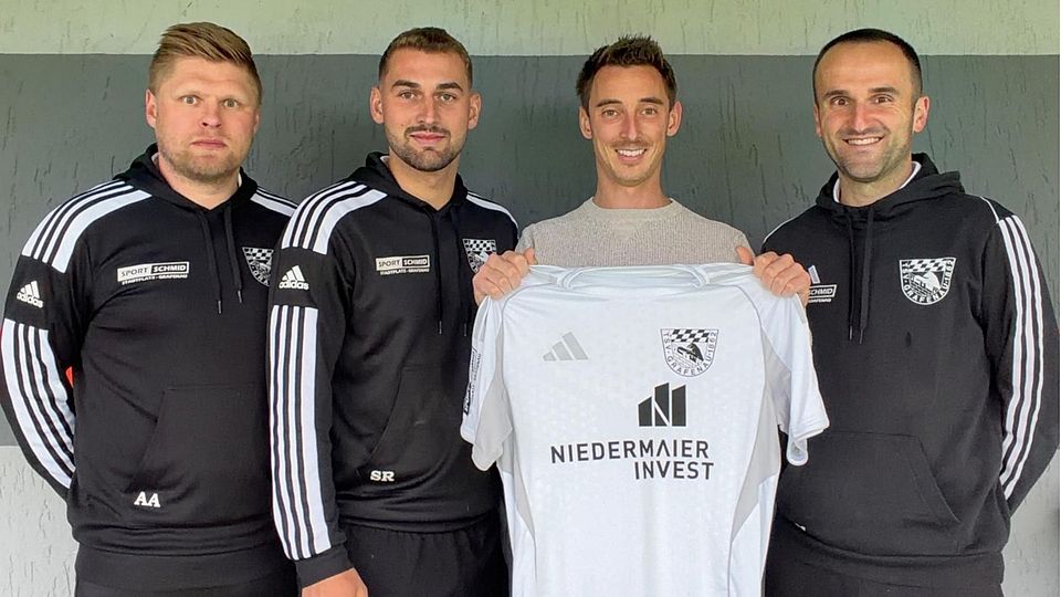 Von links nach rechts: TSV-Manager Alexander Adam, Spielertrainer Sebastian Raml, Neuzugang Sebastian Kölbl, Spielertrainer Thomas Köglmeier