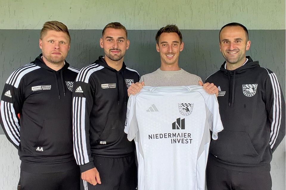 Von links nach rechts: TSV-Manager Alexander Adam, Spielertrainer Sebastian Raml, Neuzugang Sebastian Kölbl, Spielertrainer Thomas Köglmeier Von links nach rechts: TSV-Manager Alexander Adam, Spielertrainer Sebastian Raml, Neuzugang Sebastian Kölbl, Spielertrainer Thomas Köglmeier