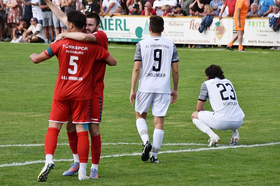 Während die Akteure von Türkspor Augsburg ihren Sieg sowie den Bayernliga-Klassenerhalt bejubeln, sind die Ehekirchener Christoph Hollinger (Zweiter von rechts) und Pascal Schittler (rechts) maßlos enttäuscht. 