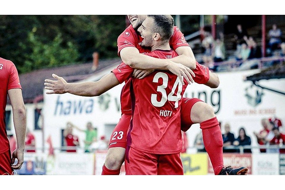 Die Fußballer der TSG Backnang (rote Trikots) freuen sich auf die zweite Saisonhälfte. F: Müller