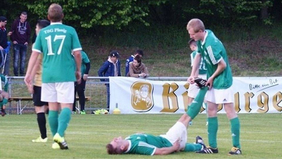 Müdigkeit aus den Beinen bekommen: Nach 120 Minuten im Pokalfinale geht es für die TSG Planig (grüne Trikots) nun um die Meisterschaft. F: Sulzbach