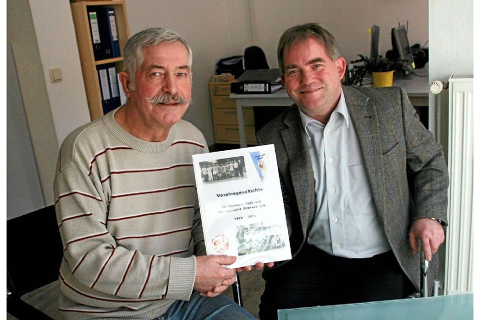 Chronist und Vereinschef: Franz Preoy und Jürgen Perschke (rechts) mit der frisch gedruckten Chronik des SV Eintracht Gransee.  ©Mandy Oys
